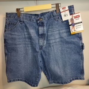 Wrangler men's carpenter 100% cotton knee length jean shorts. Size 38
